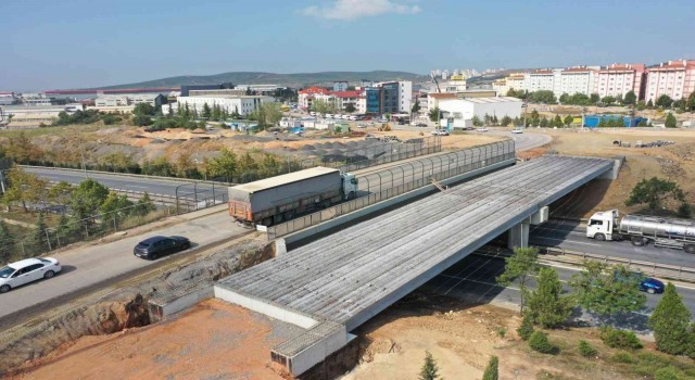 Çayırova Turgut Özal Köprüsünde kiriş montajı yapıldı
