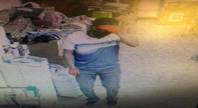 Çekçekli arabayla geldiler, bilgisayar monitörü çaldılar