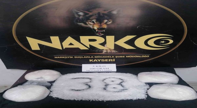 Çekici üzerindeki otomobilde 5 kilo uyuşturucu ele geçirildi