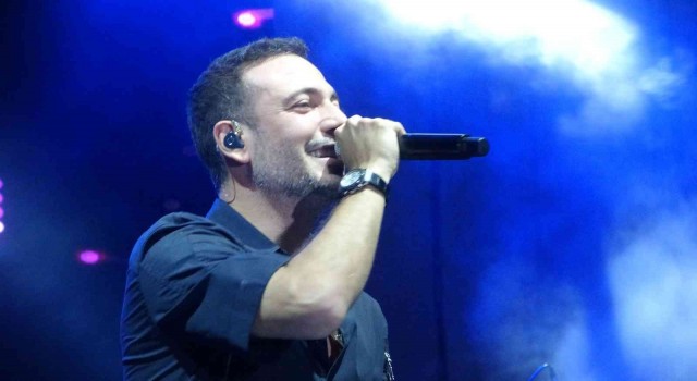 Çiçeği burnunda yeni evli Oğuzhan Koç, balayını bırakıp Uşakta konser verdi