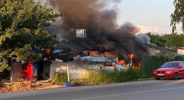 Çıkan yangında market kullanılamaz hale geldi