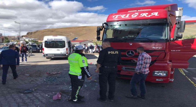 Çıldırda öğrenci servisi ile tır çarpıştı