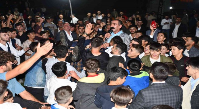Çılgın sanatçı hayranların içine daldı ezilmekten son anda kurtuldu