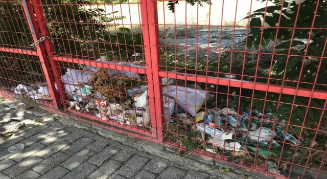 Çitlerle çevrili araziyi çöplüğe çevirdiler