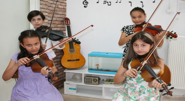 Çocuklar sosyal medyadan enstrüman çalarak uzaklaşıyor