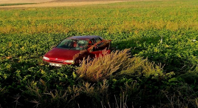 Çorumda otomobil tarlaya uçtu: 2 yaralı