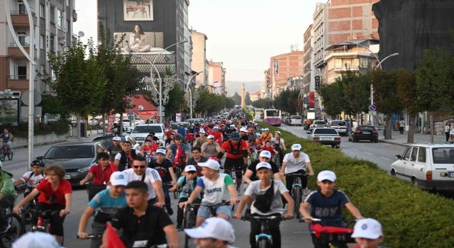 Çorumda yüzlerce bisiklet sever sağlıklı yaşam için pedal çevirdi