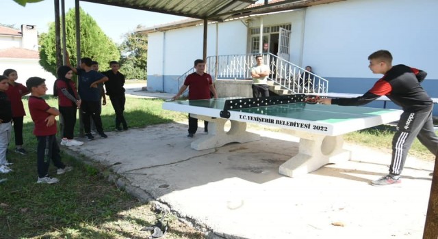 (cumaya) Yenişehir Belediyesi okullara tenis masası dağıttı