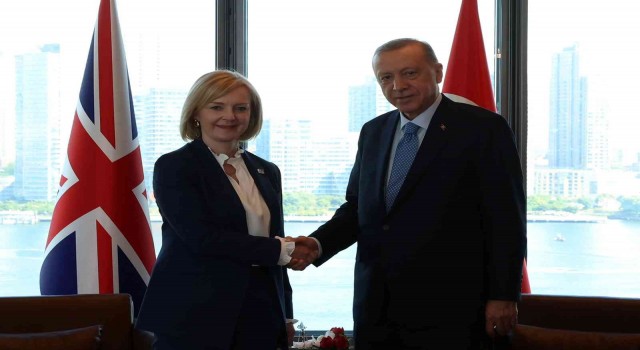 Cumhurbaşkanı Recep Tayyip Erdoğan ile İngiltere Başbakanı Liz Truss arasındaki görüşme başladı.