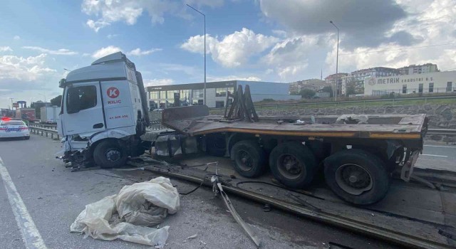 D-100de lastiği patlayan tır bariyere girdi, tonlarca ağırlıktaki demir rulolar yola düştü