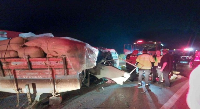 D-100de minibüs traktöre arkadan çarptı: 2 yaralı