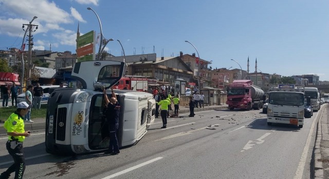 D-100de tankerin çarptığı servis minibüsü devrildi: 1 yaralı