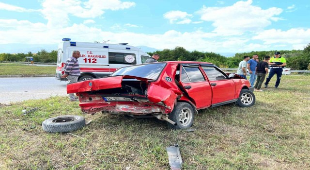 D-140da yavaşlayan otomobile çarparak karşı şeride geçti