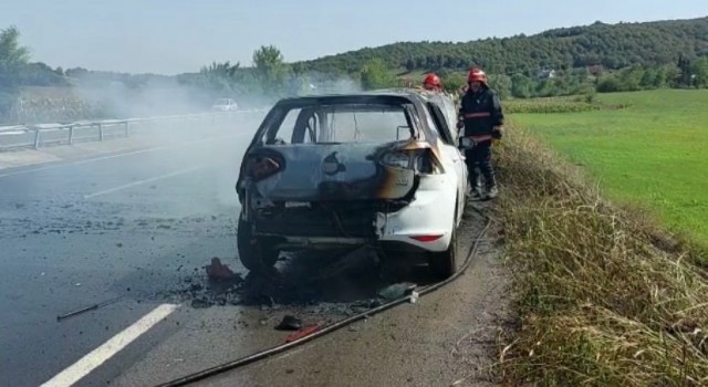 D-650de alevlere teslim olan otomobilden geriye demir yığını kaldı