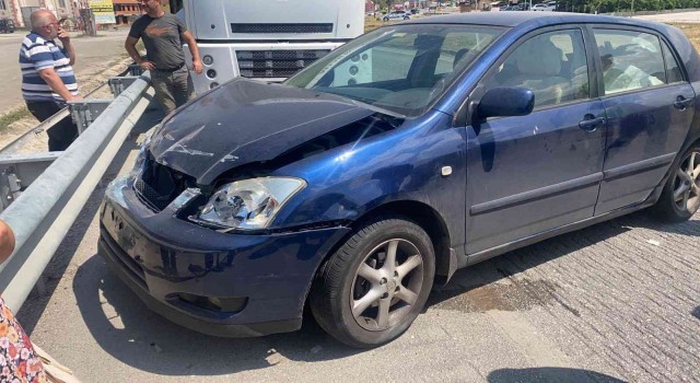 D100de otomobil bariyerlere çarptı: 4 hafif yaralı