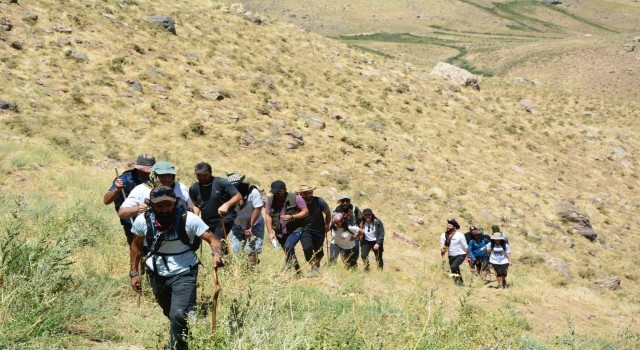 Dağcılardan doğa yürüyüşü ve yüzme etkinliği