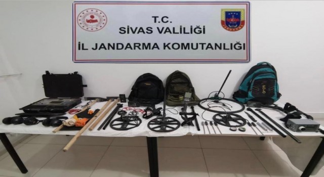 Define ararken jandarmaya yakalandılar