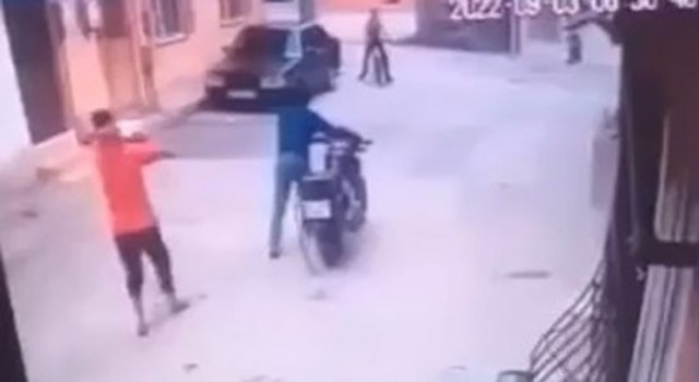 Demir makaslı ve silahlı hırsızlık anları güvenlik kamerasına yansıdı