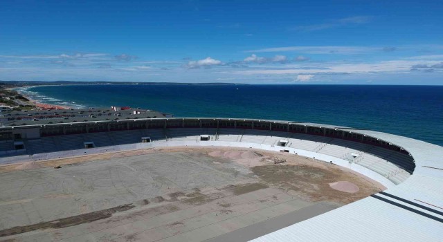 Deniz manzaralı modern şehir stadında son hazırlıklar