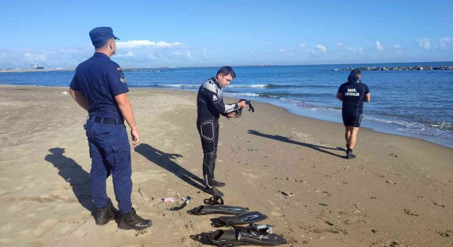 Denize giren afacan köpek dalgakıranların üstünde mahsur kaldı