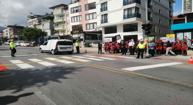 Denizli protokolü ve öğrenciler trafikte yaya önceliğine dikkat çekti