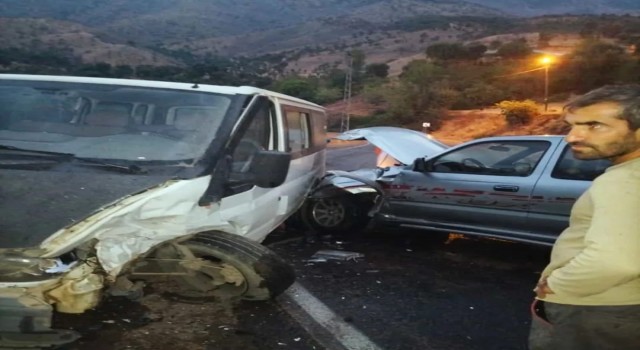 Derecikte trafik kazası: 2 yaralı