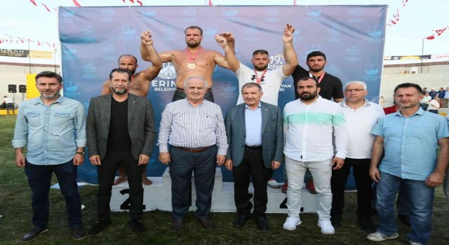 Derincede 500 güreşçi kıyasıya mücadele etti, başpehlivan belli oldu