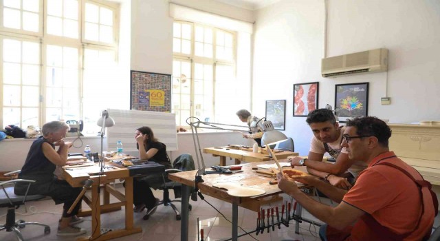DEÜ, çalgı yapım ustalarını İzmirde buluşturdu