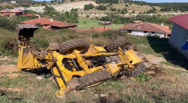 Devrilen iş makinesinin altında kalan operatör tedavi altına alındı