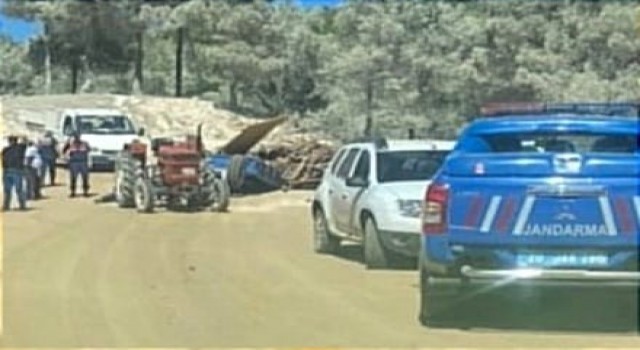 Devrilen odun yüklü traktör, karı kocayı ayırdı