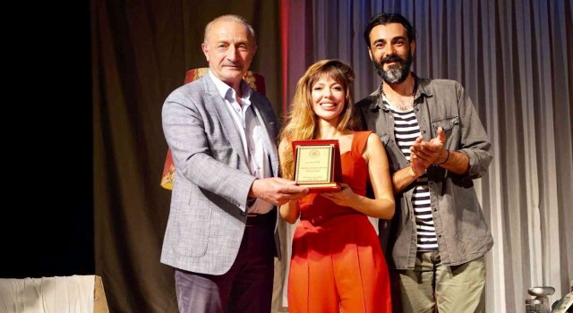 Didimde Otizmliler derneği yararına tiyatro oyunu sahnelendi