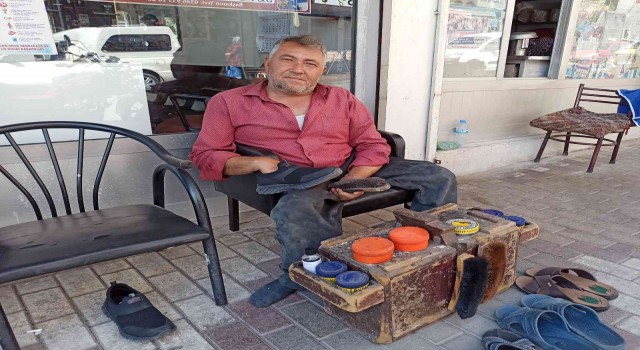 Dilenmiyor 14 yıldır ayakkabı boyuyor