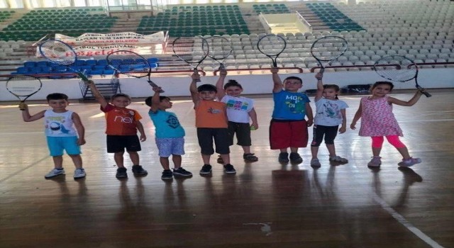 Dinarda ücretsiz tekvando ve tenis eğitimleri devam ediyor