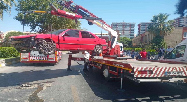 Direksiyon hakimiyetini kaybetti, refüje çarptı: 7 yaralı