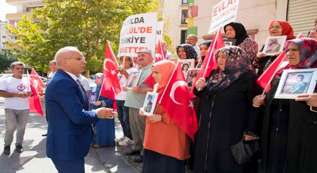 Diyarbakır İl Emniyet Müdürü Kaya, evlat nöbetindeki ailelerle bir araya geldi
