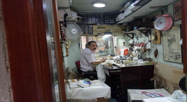 Diyarbakırda 4,5 metrekarelik alanda 52 yıldır zaman ayarlıyor