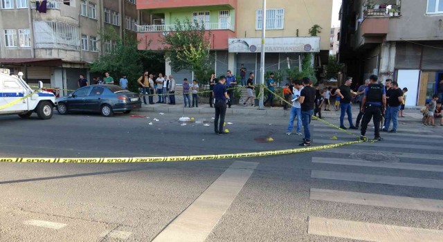 Diyarbakırda cadde ortasında silahlı çatışma: 3 kişi yaralandı
