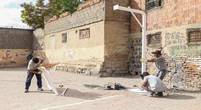 Diyarbakırda çocukların fiziksel gelişimine katkı için okullara 400 pota inşa ediliyor