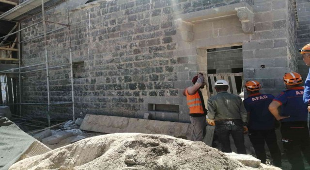 Diyarbakırda inşaat alanında gezen vatandaş kazaya neden oldu: 2 yaralı