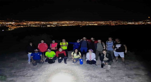 Doğa tutkunları 3 saatlik yürüyüşün ardından şehir manzarasının tadını çıkardı
