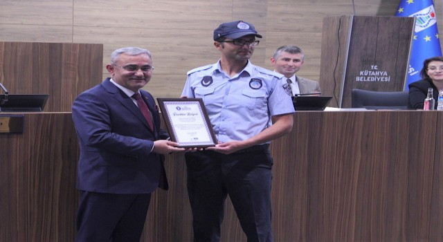 Domaniçten Dumlupınara koşan zabıta memuruna bir ödül de Başkan Işıktan