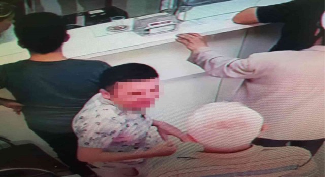 Dövizcinin dalgınlığından yararlandı bin 500 EUROyu alıp gitti