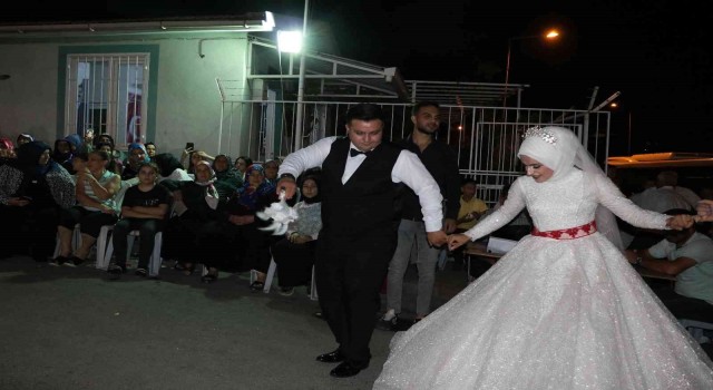 Düğün salonu kiralayamayınca muhtarlık bahçesinde evlendiler