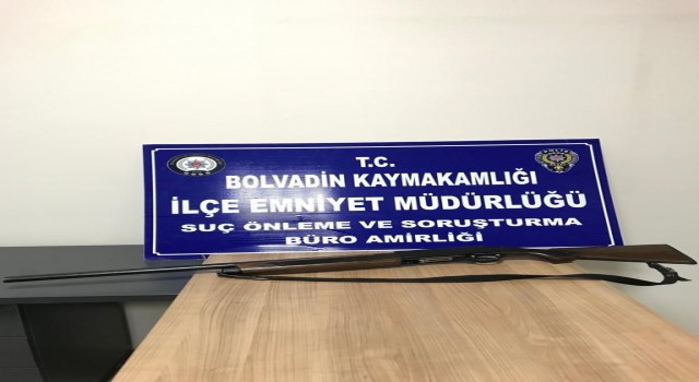 Düğüne getirdiği tüfeği ateşleyemeden polise yakalandı