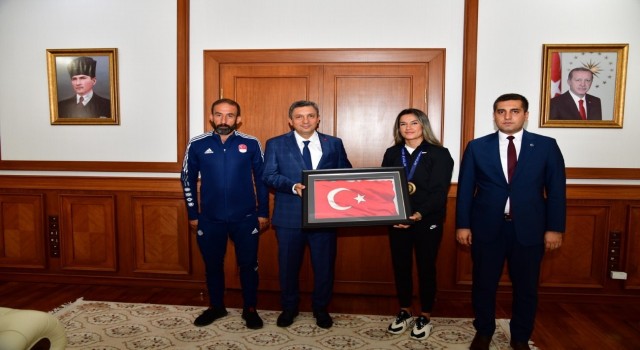 Dünya Kadınlar Boks Şampiyonu sporcuya Vali Şahinden hediye