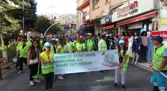 Dünya Temizlik Gününde esnafa süpürgeli faraş hediye ettiler