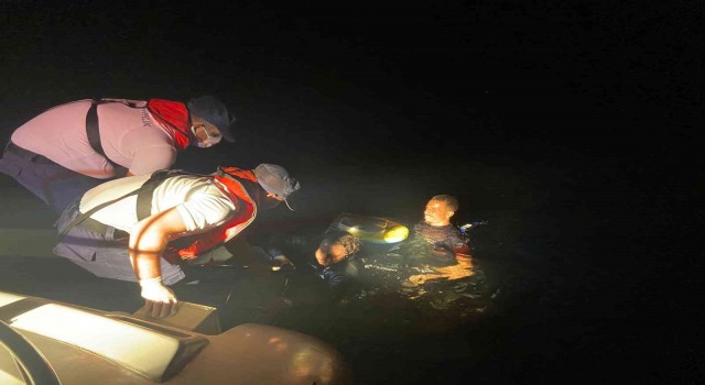 Düzensiz göçmenler yüzerek adaya geçmeye çalıştılar
