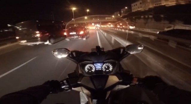 E-5 Karayolunda motosikletlinin ölümden döndüğü kaza kamerada