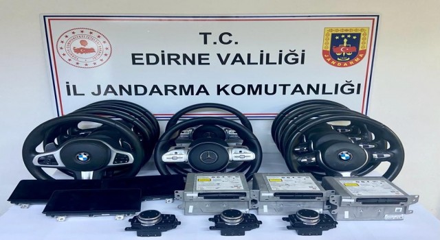Edirnede 370 bin liralık kaçak otomobil parçaları ele geçirildi