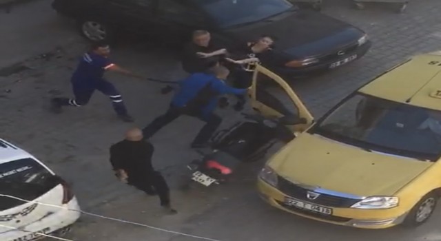 Edirnede kavgaya motorla daldı, sopayla vurduğu adamı kanlar içinde bıraktı...O anlar kamerada